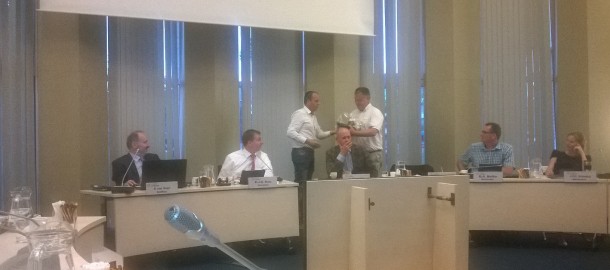 foto overhandigen fruitbak laanghangend fruit